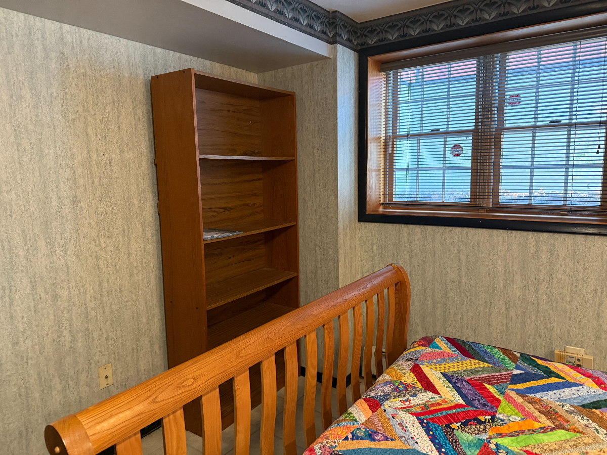 Yellow Bedroom - Photo 5