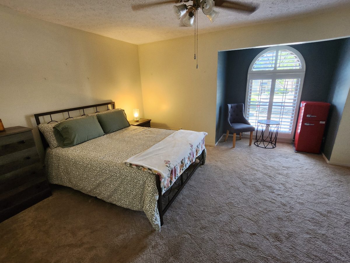 Serene Savannah Retreat - Beautiful Bedroom with On-Suite Bathroom, Community Pool Access, and Ideal Location