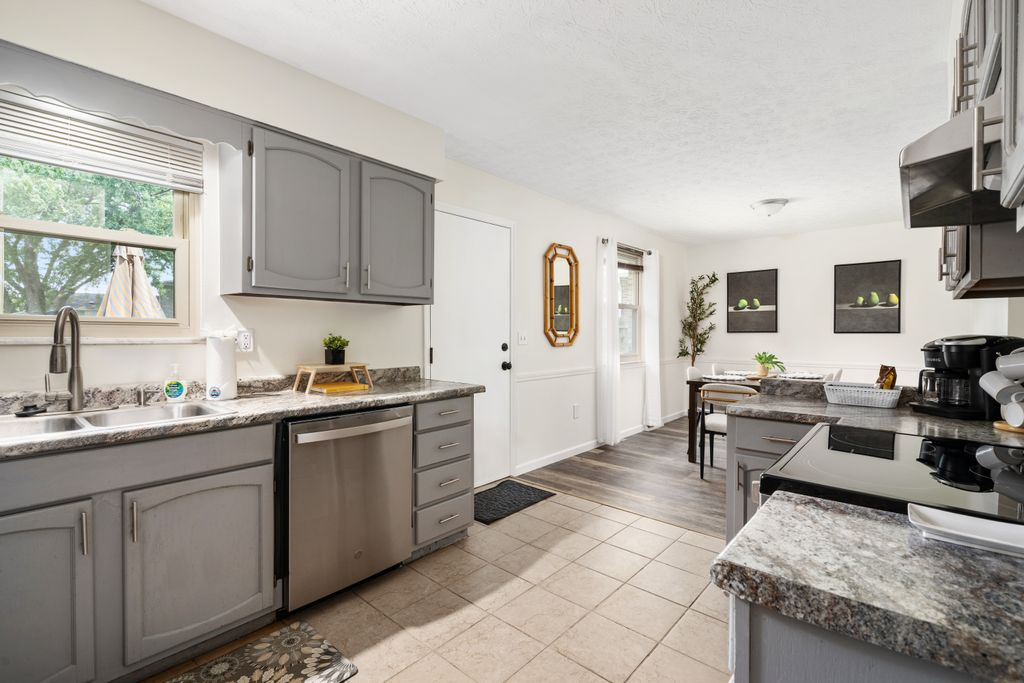 Northern Peak - Cozy and Welcoming 3BR, 1.5BA - Photo 9