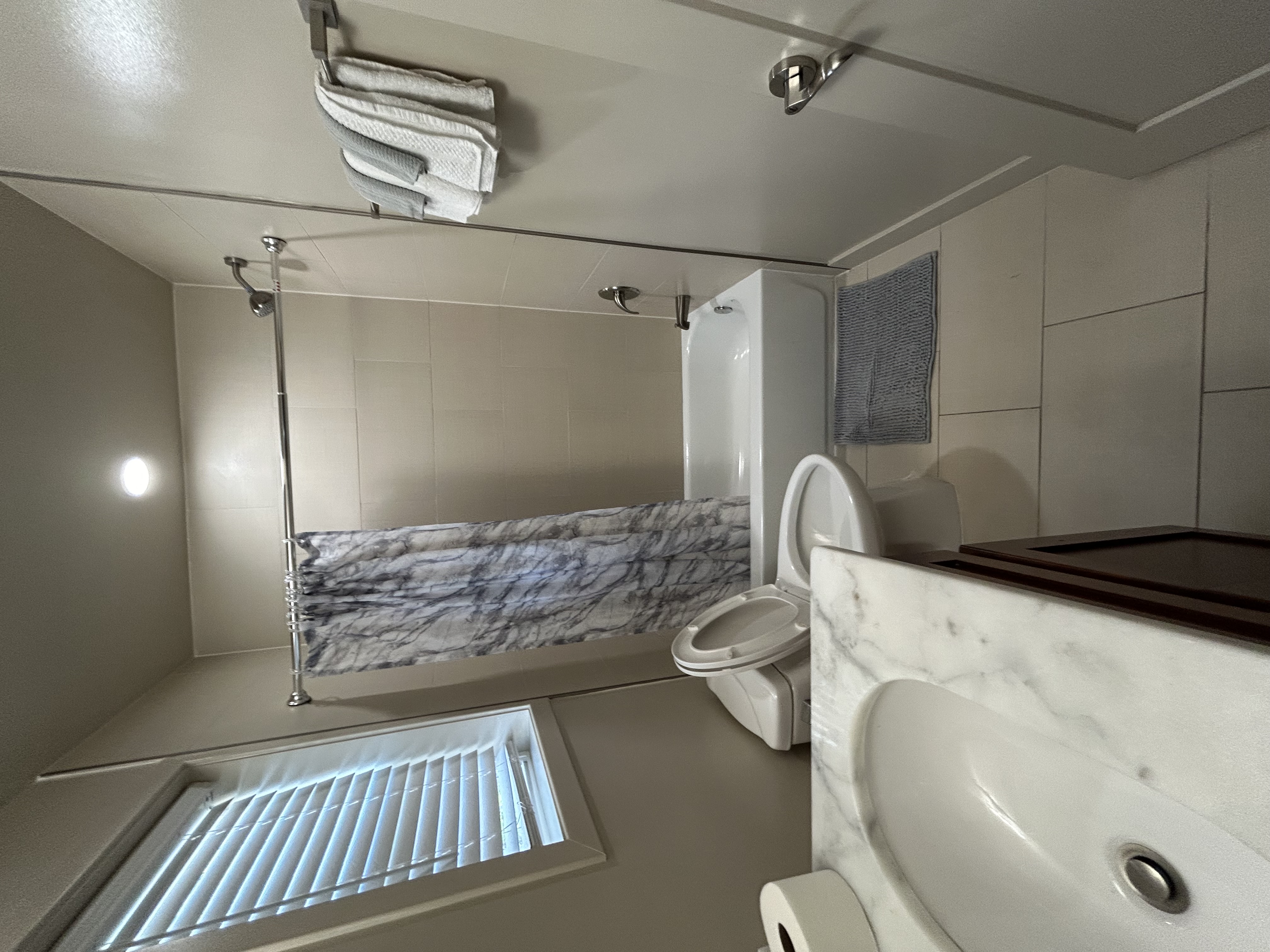 Private bedroom & private full bathroom (1bed/1 Bath) - Photo 9