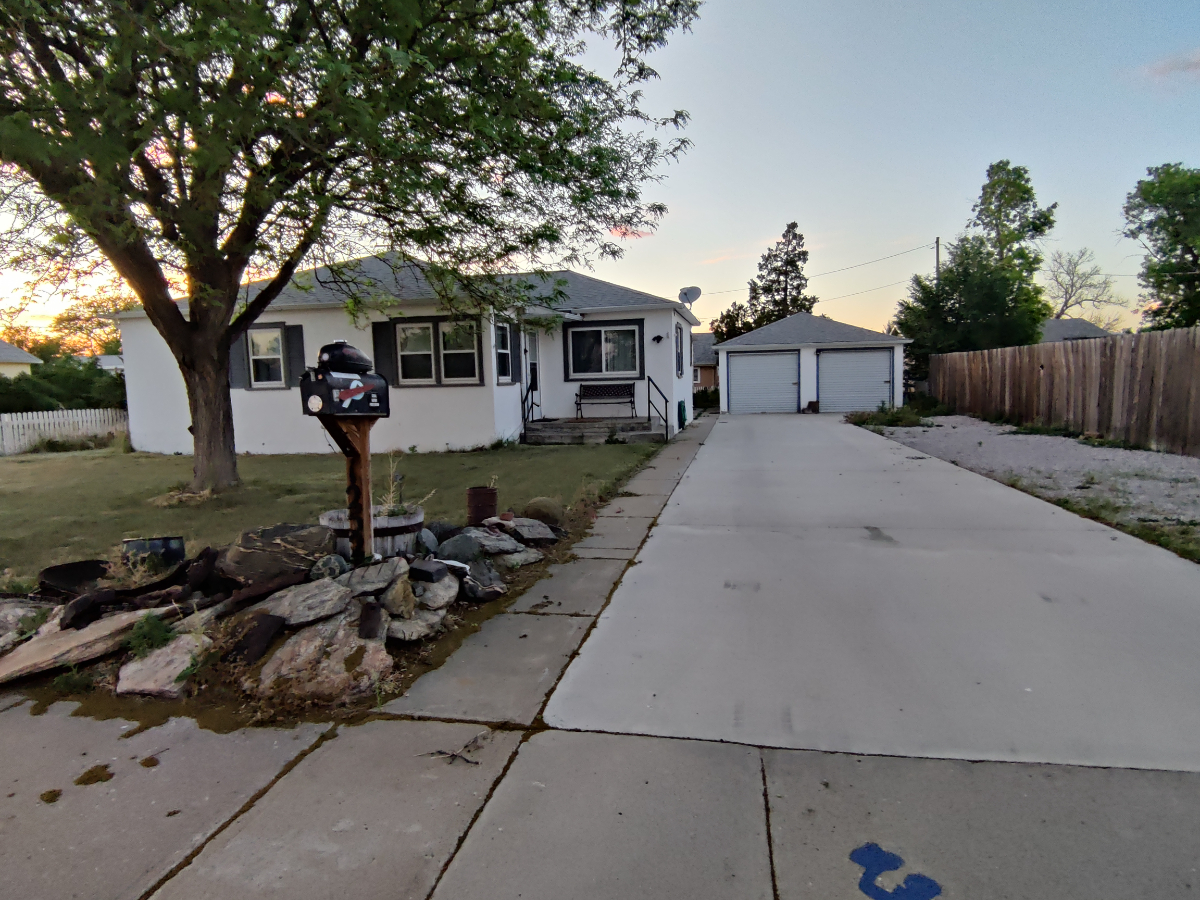 Cozy Home - 4 minutes to the Hospital and 10 minutes to the Power Plant - Photo 2