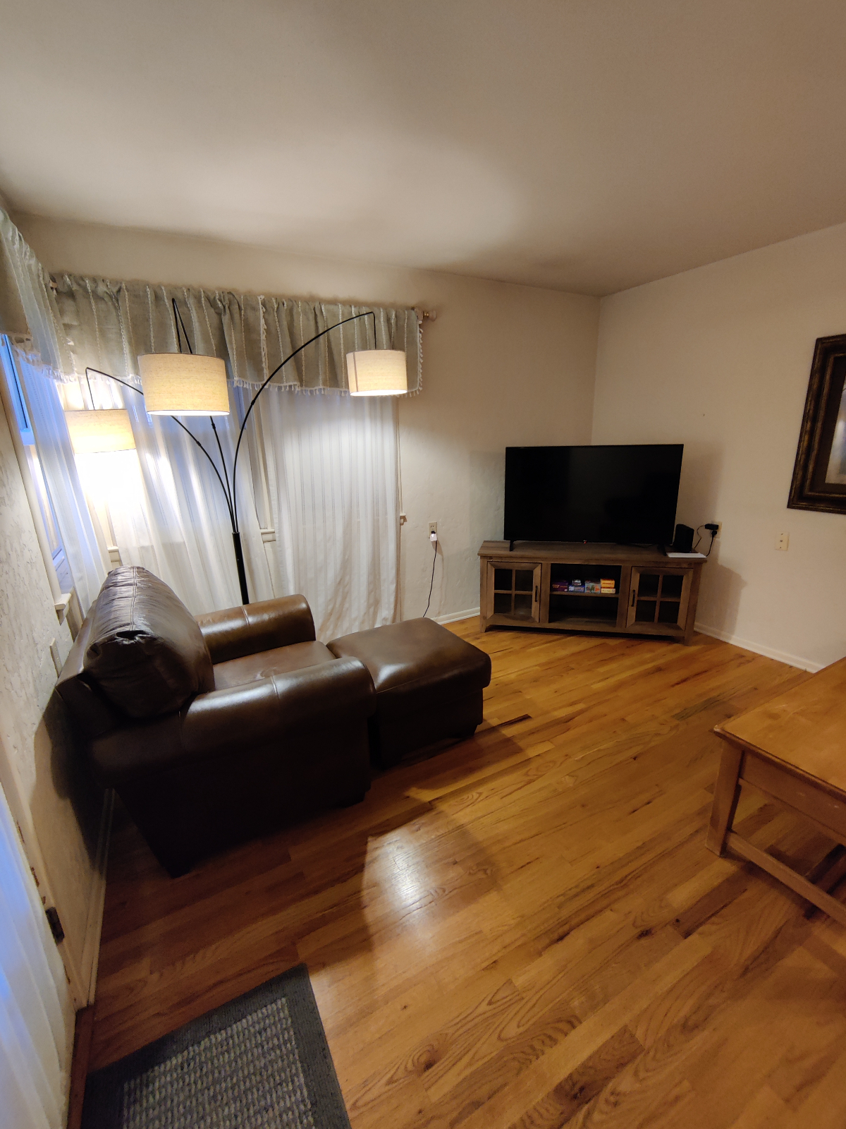 Cozy Home - 4 minutes to the Hospital and 10 minutes to the Power Plant - Photo 3