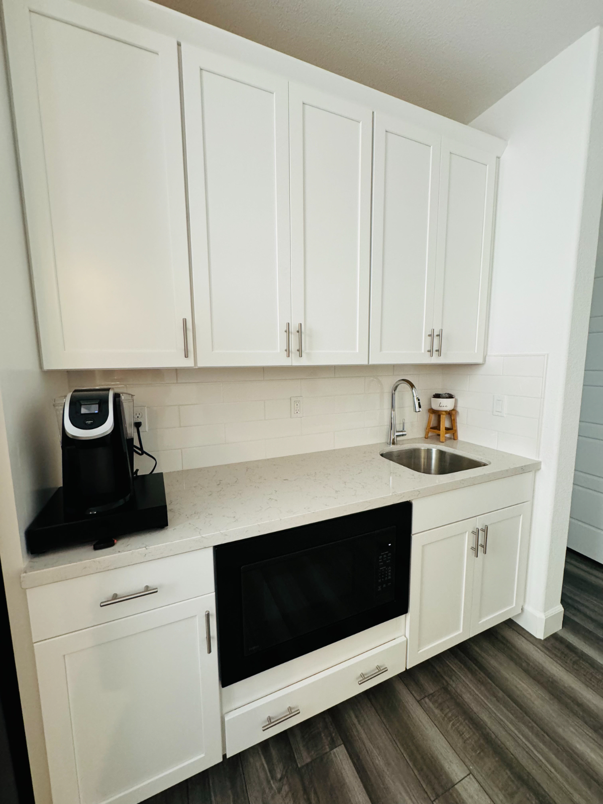 Self-contained suite in house with private entrance, includes own washer and dryer, kitchenette, living room, bedroom - Photo 4