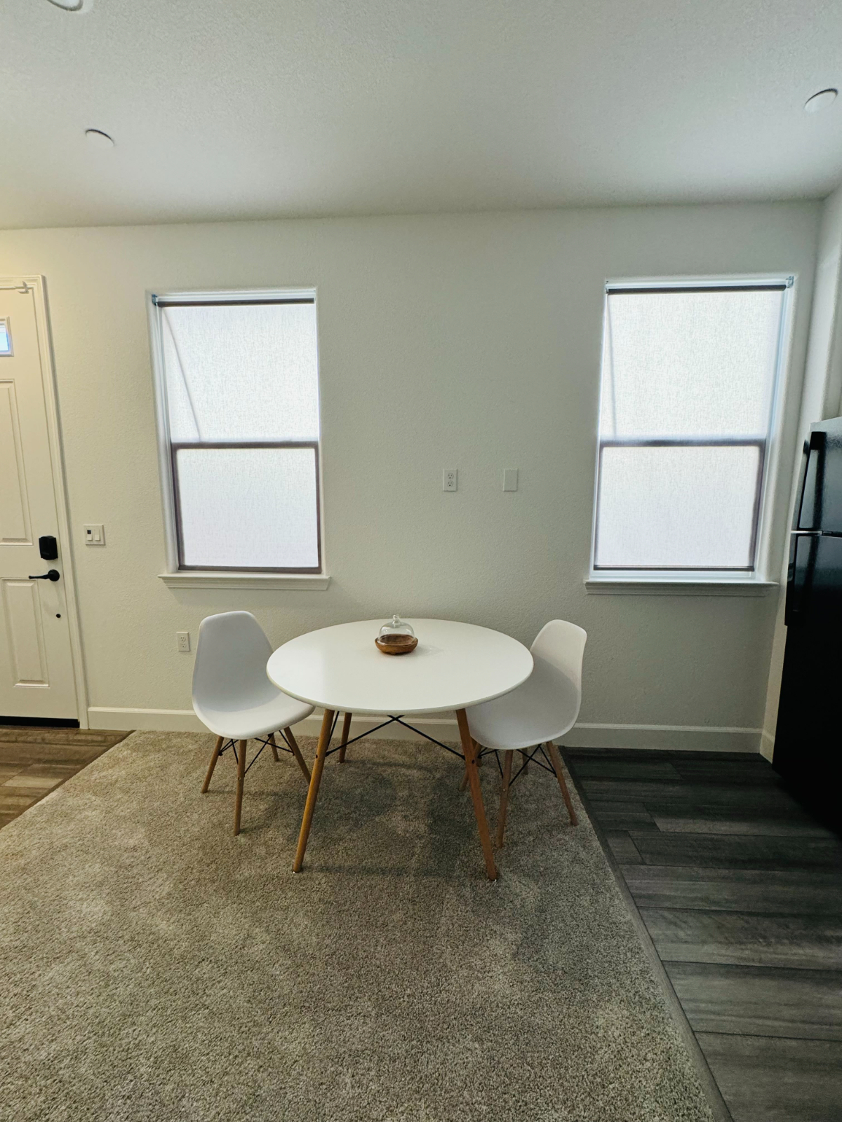 Self-contained suite in house with private entrance, includes own washer and dryer, kitchenette, living room, bedroom - Photo 6