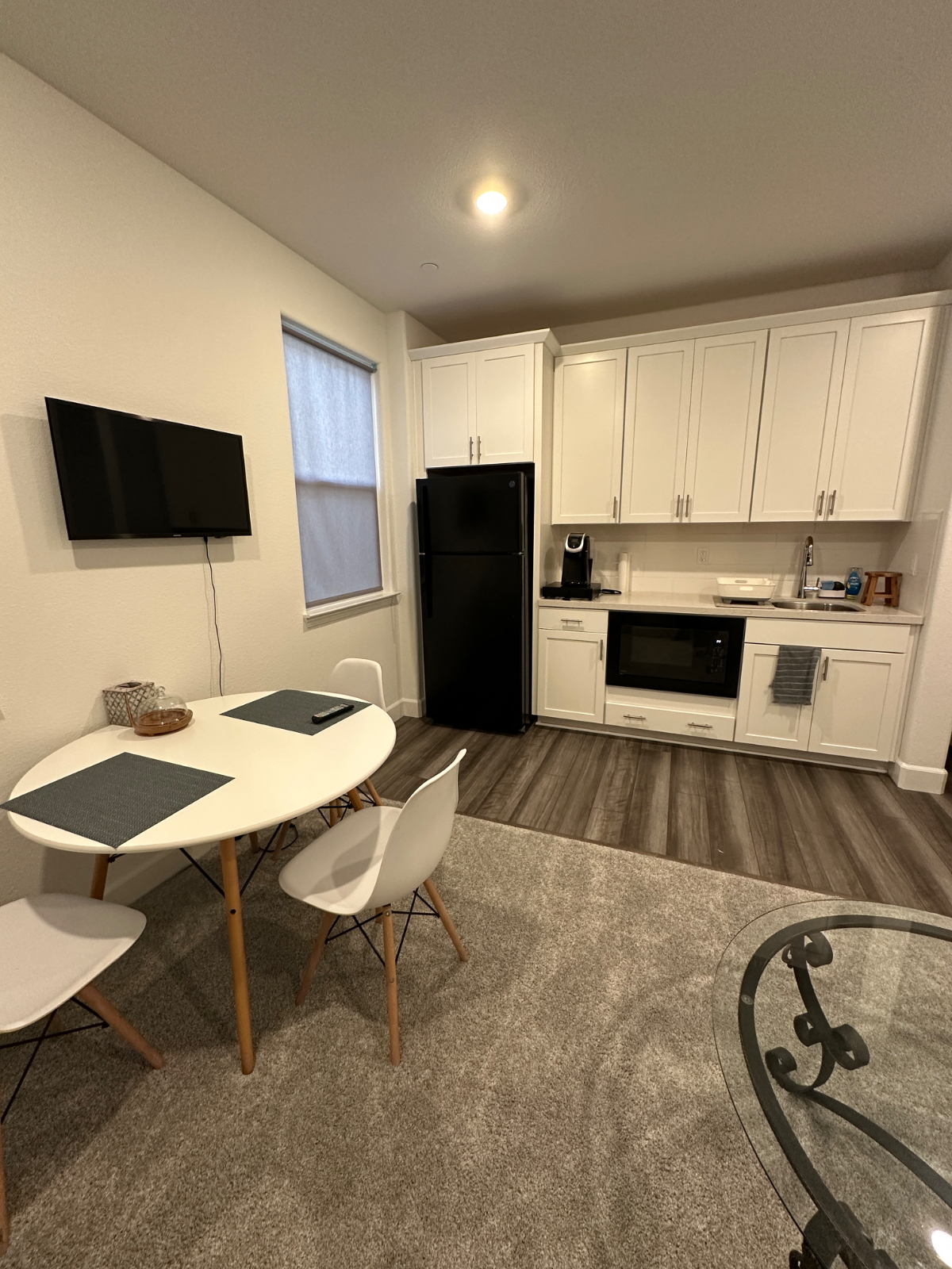 Self-contained suite in house with private entrance, includes own washer and dryer, kitchenette, living room, bedroom - Photo 2