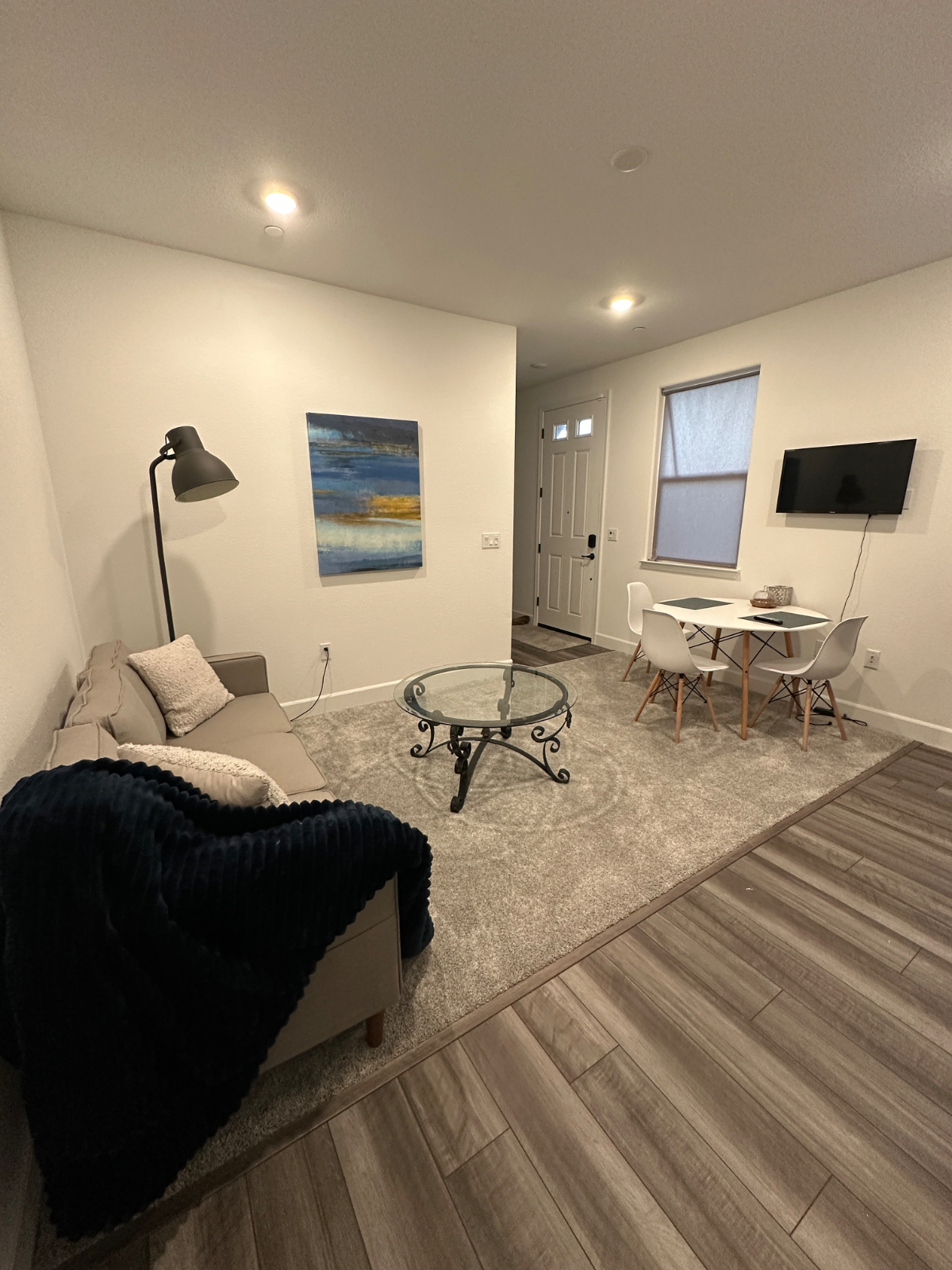 Self-contained suite in house with private entrance, includes own washer and dryer, kitchenette, living room, bedroom - Photo 3