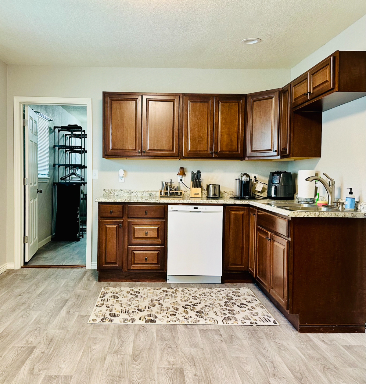 Spacious and well kept home with large yard - Photo 5