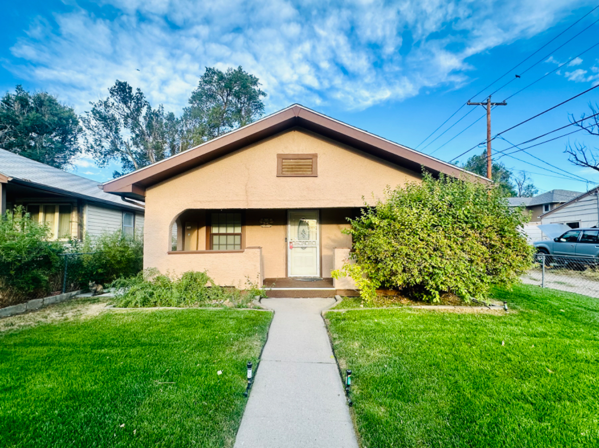 Spacious and well kept home with large yard - Photo 2