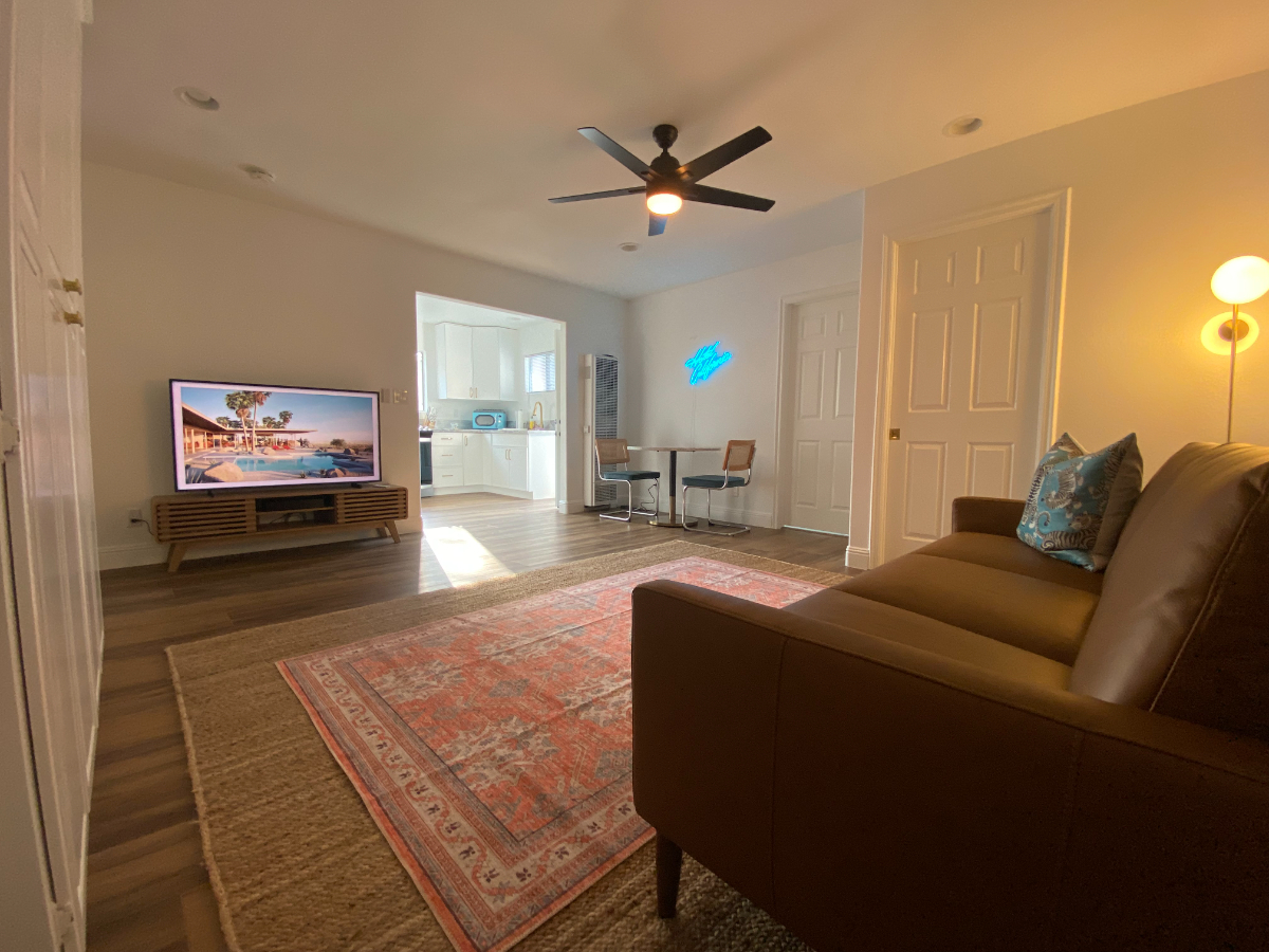Hotel California Guest House w/full kitchen/private washer/dryer&entrance - Photo 4