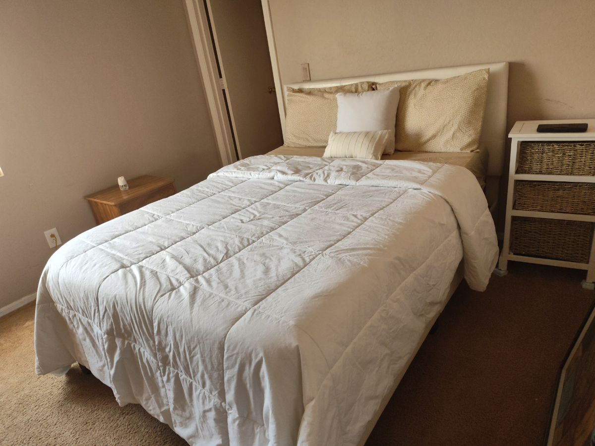 Cozy Full Bedroom with Shared Bathroom