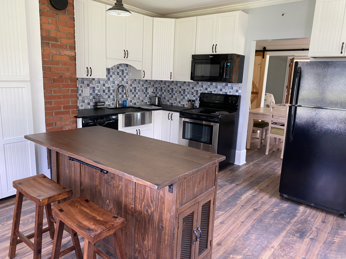 Your Dreamy First-Floor Hideaway Awaits Idyllic 1BR/1BA Apartment with Captivating Front Porch - Lux - Photo 3