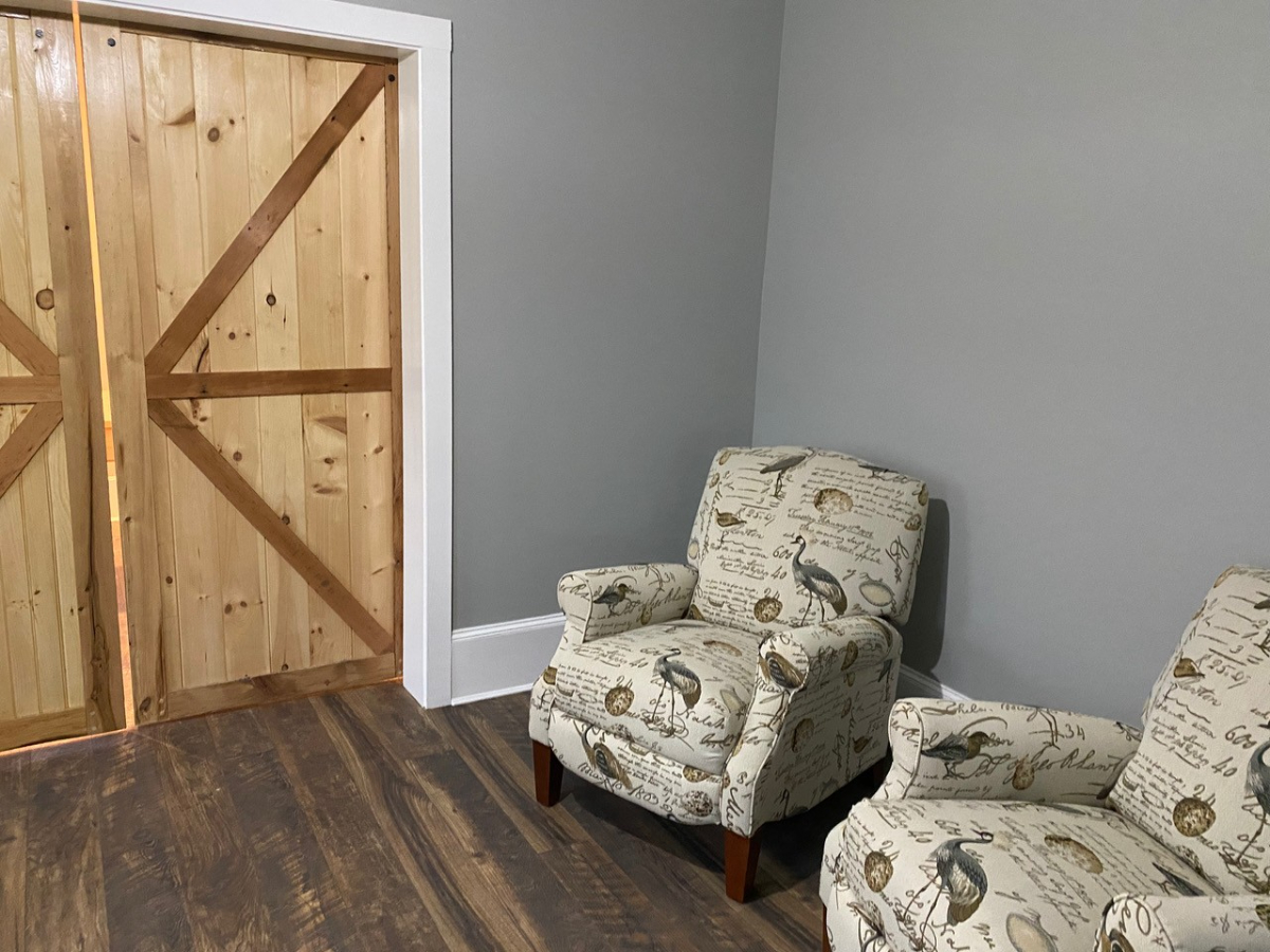 Your Dreamy First-Floor Hideaway Awaits Idyllic 1BR/1BA Apartment with Captivating Front Porch - Lux - Photo 2