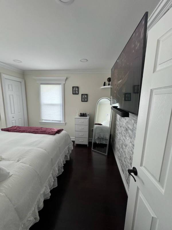 Cozy Queen Bedroom with Shared Bedroom