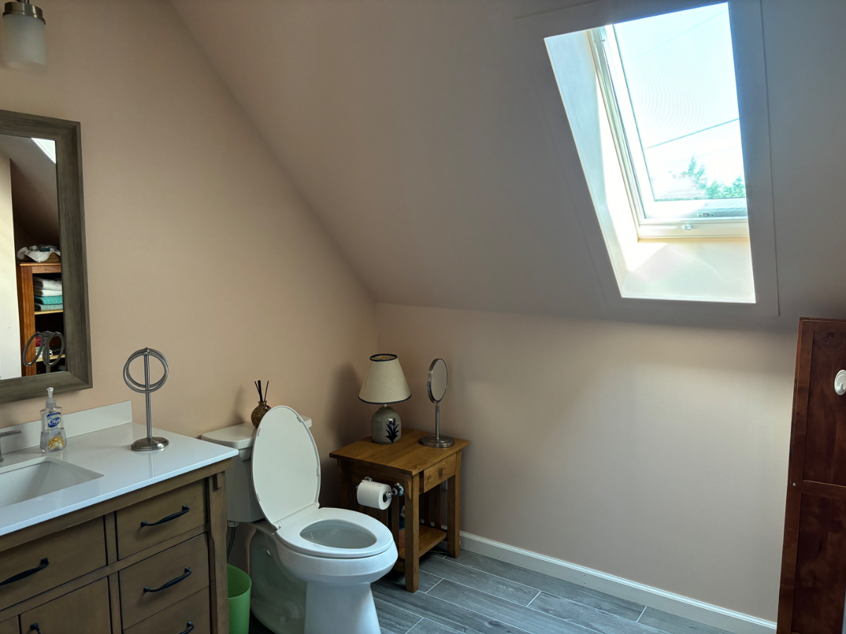 Cozy,quiet apartment located along Camplain bike loop - Photo 7