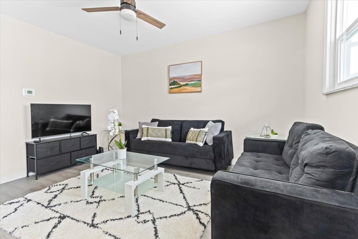 1 Bdrm, GRND FLR, Private Courtyard, Renovated - C