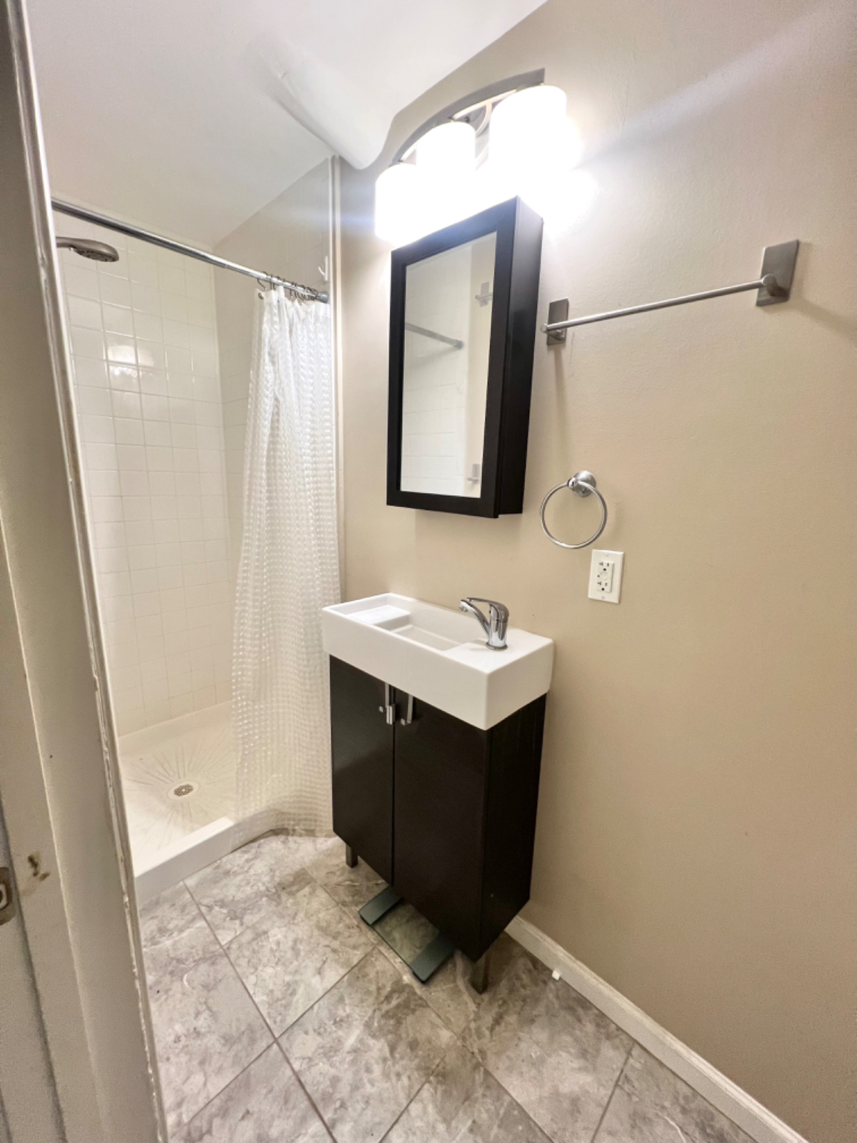 Cozy Studio in Kingstowne - Photo 8
