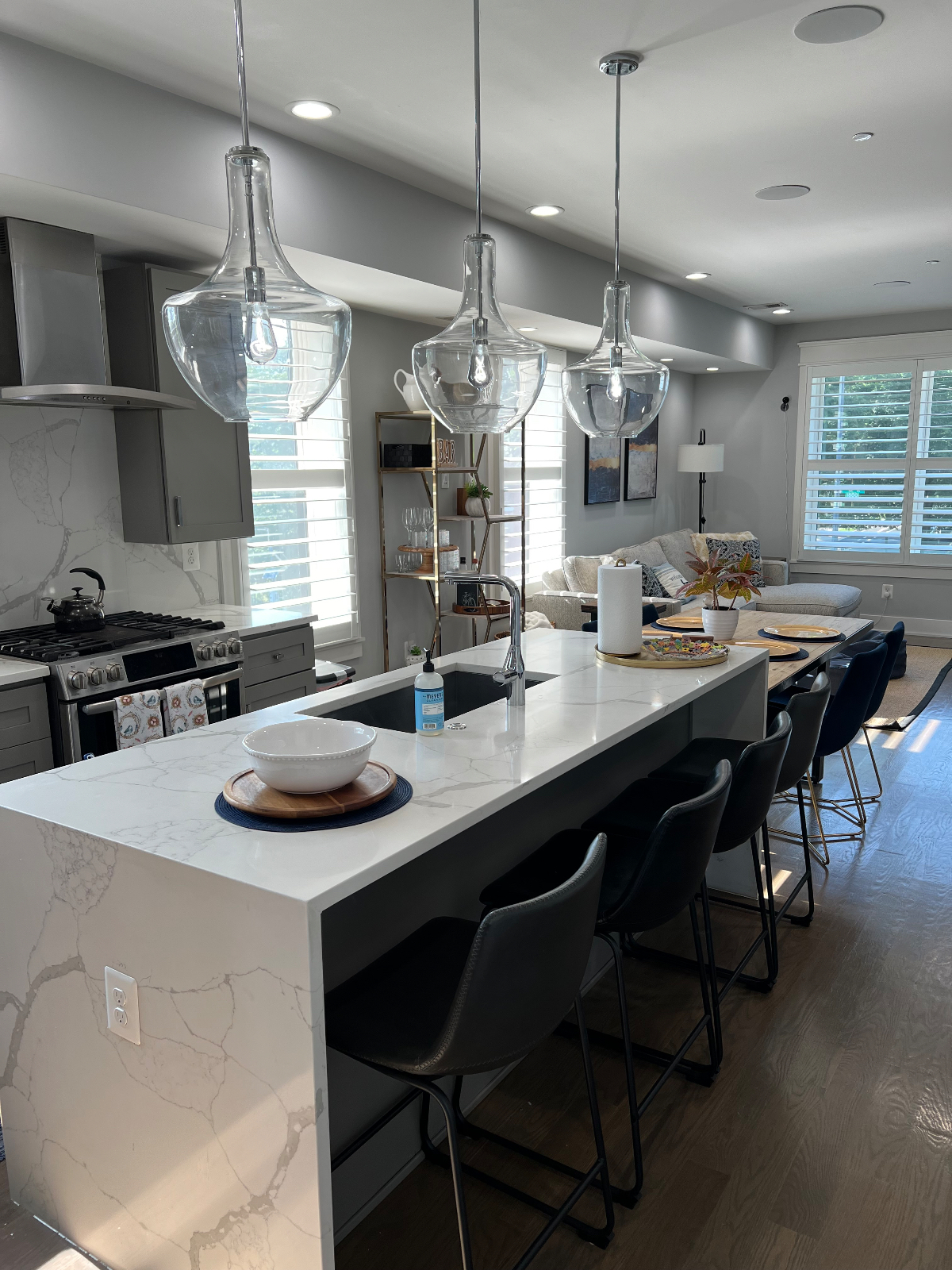 Modern Condo -  Private Room - Queen Bedroom - Private Bathroom - Parking - Rooftop Access - Photo 2