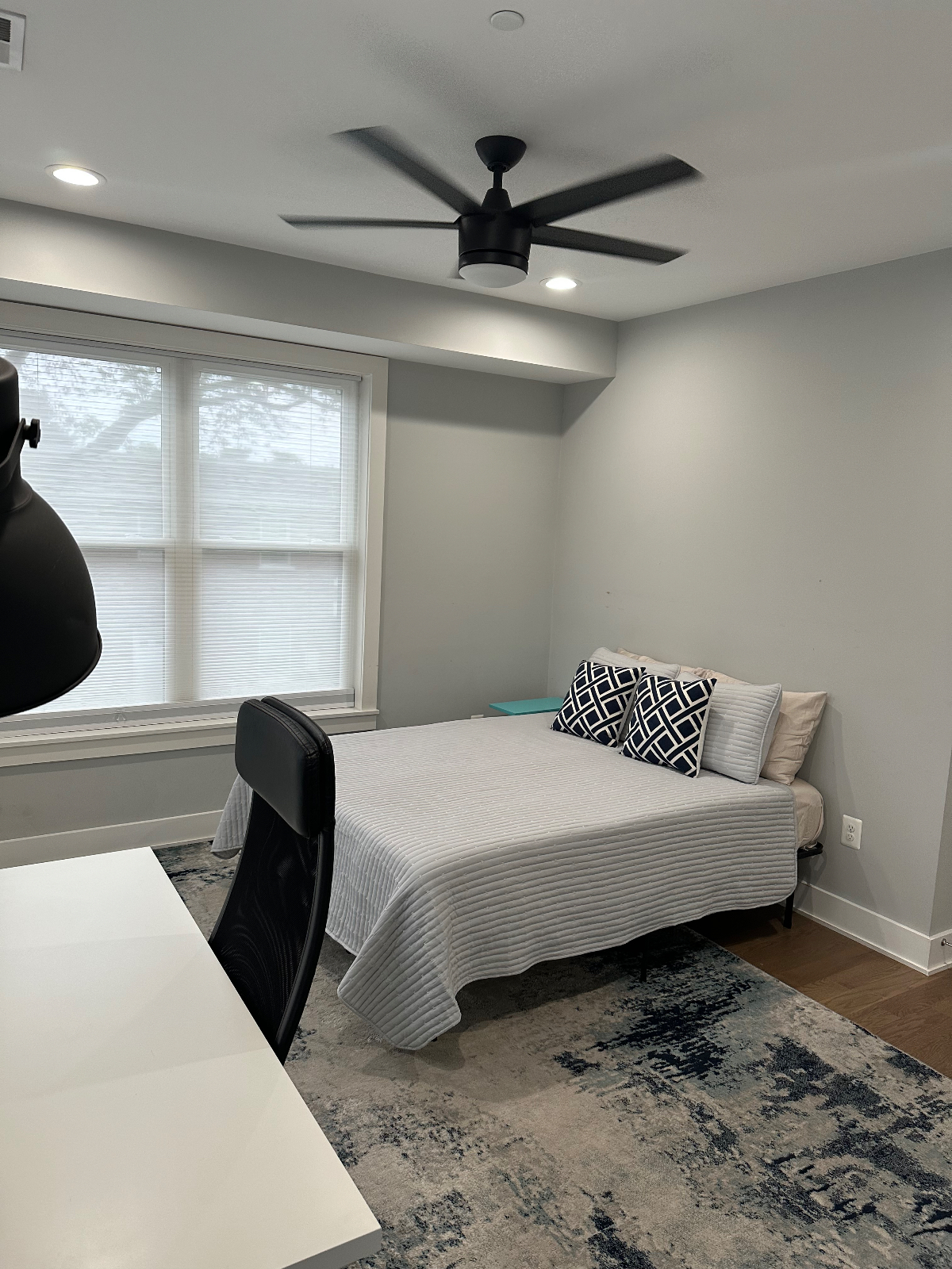 Modern Condo -  Private Room - Queen Bedroom - Private Bathroom - Parking - Rooftop Access - Photo 5
