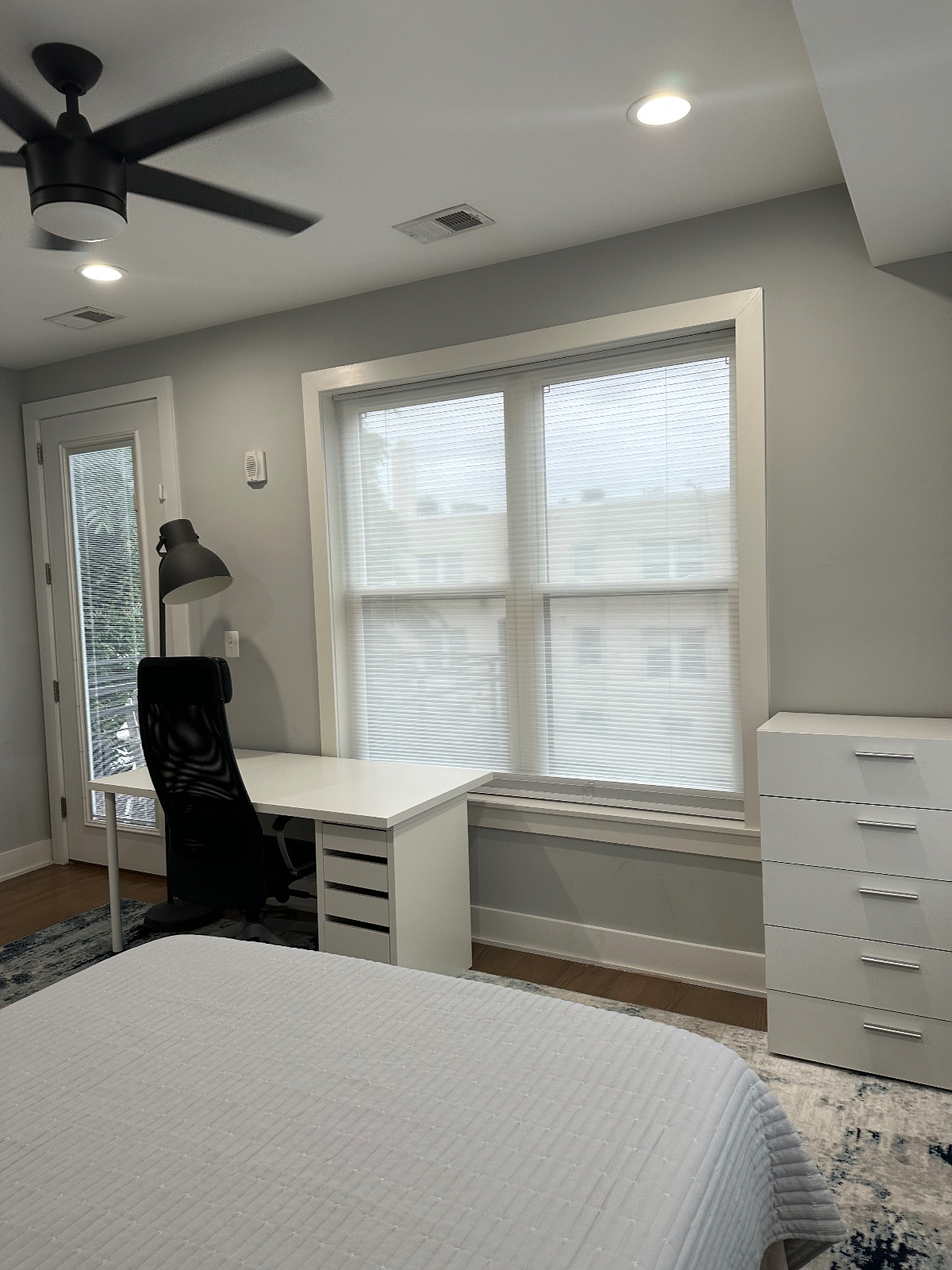 Modern Condo -  Private Room - Queen Bedroom - Private Bathroom - Parking - Rooftop Access - Photo 6