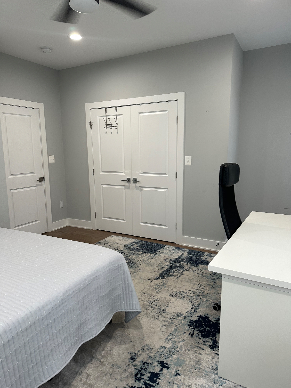 Modern Condo -  Private Room - Queen Bedroom - Private Bathroom - Parking - Rooftop Access - Photo 7