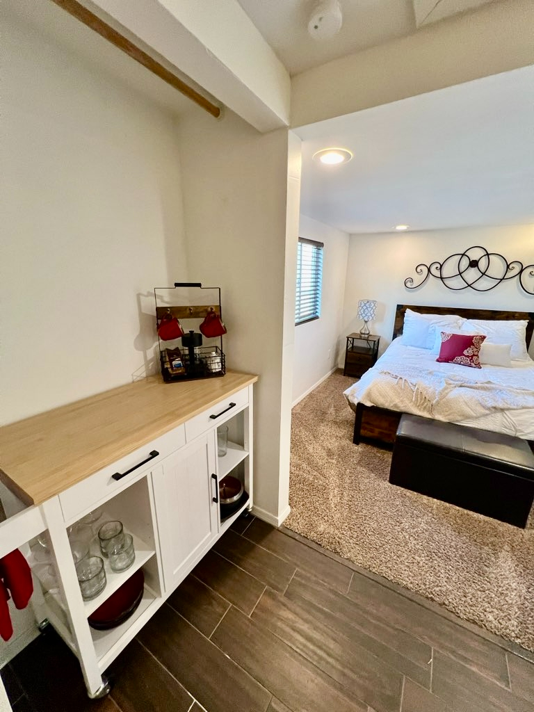Quaint Cottage Centrally Located Near Hospitals, Airports, and ALL Major Freeways