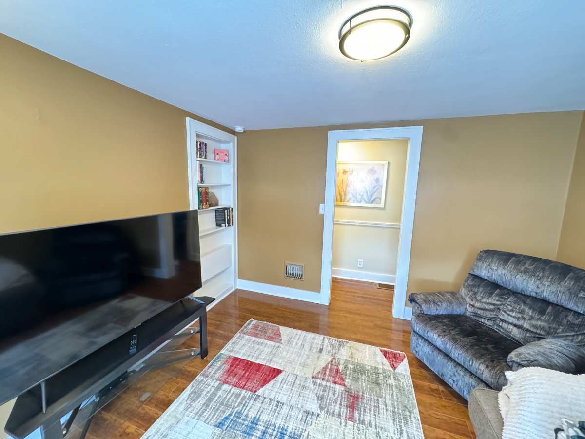 Lower Flat Pets Allowed - Photo 1
