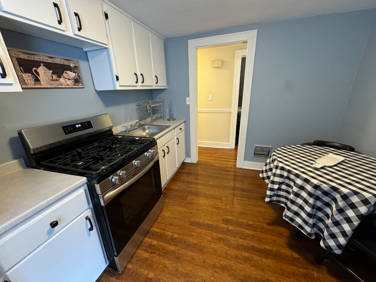 Lower Flat Pets Allowed - Photo 5