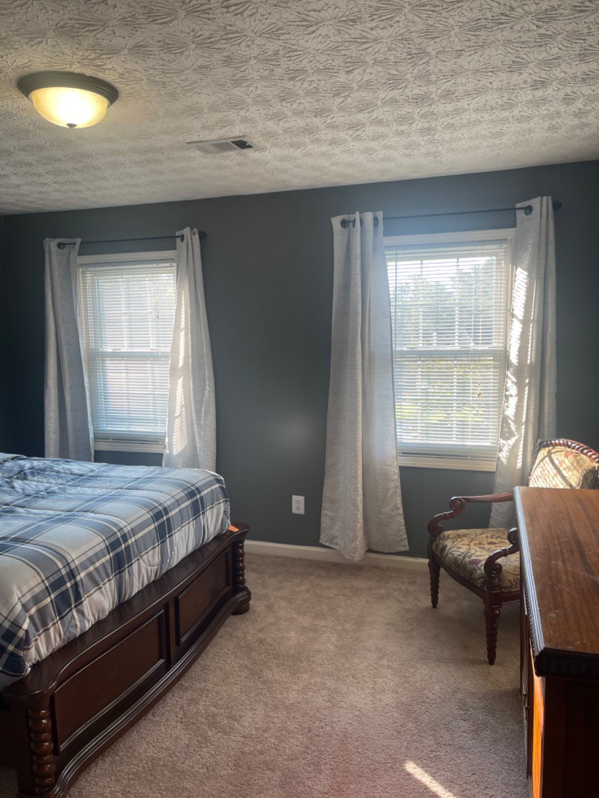 Inviting King-Size Room with Shared Bathroom