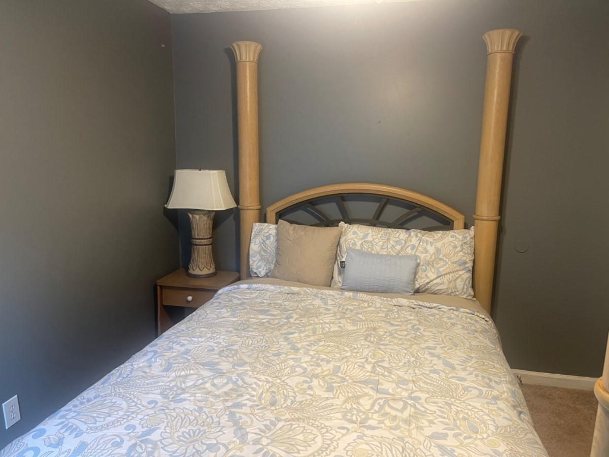Spacious Queen-Size Room with Shared Bathroom