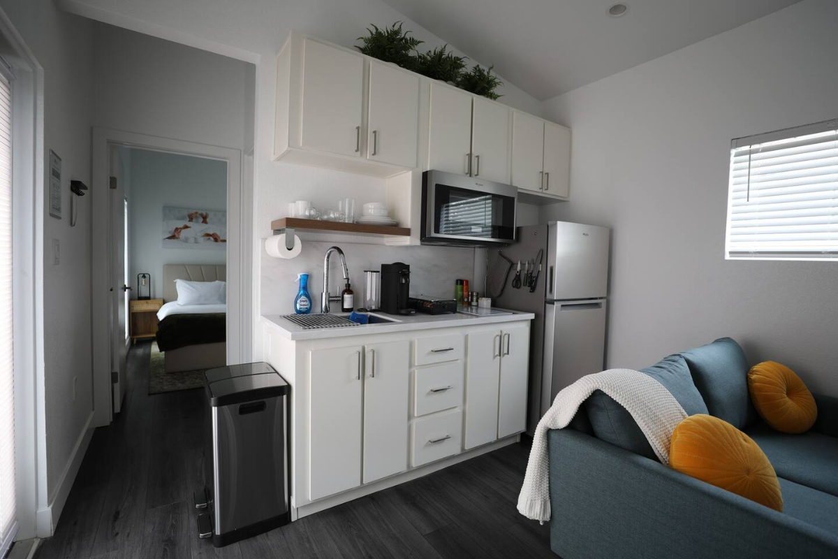 Modern Guest House in Baldwin Hills - Photo 3