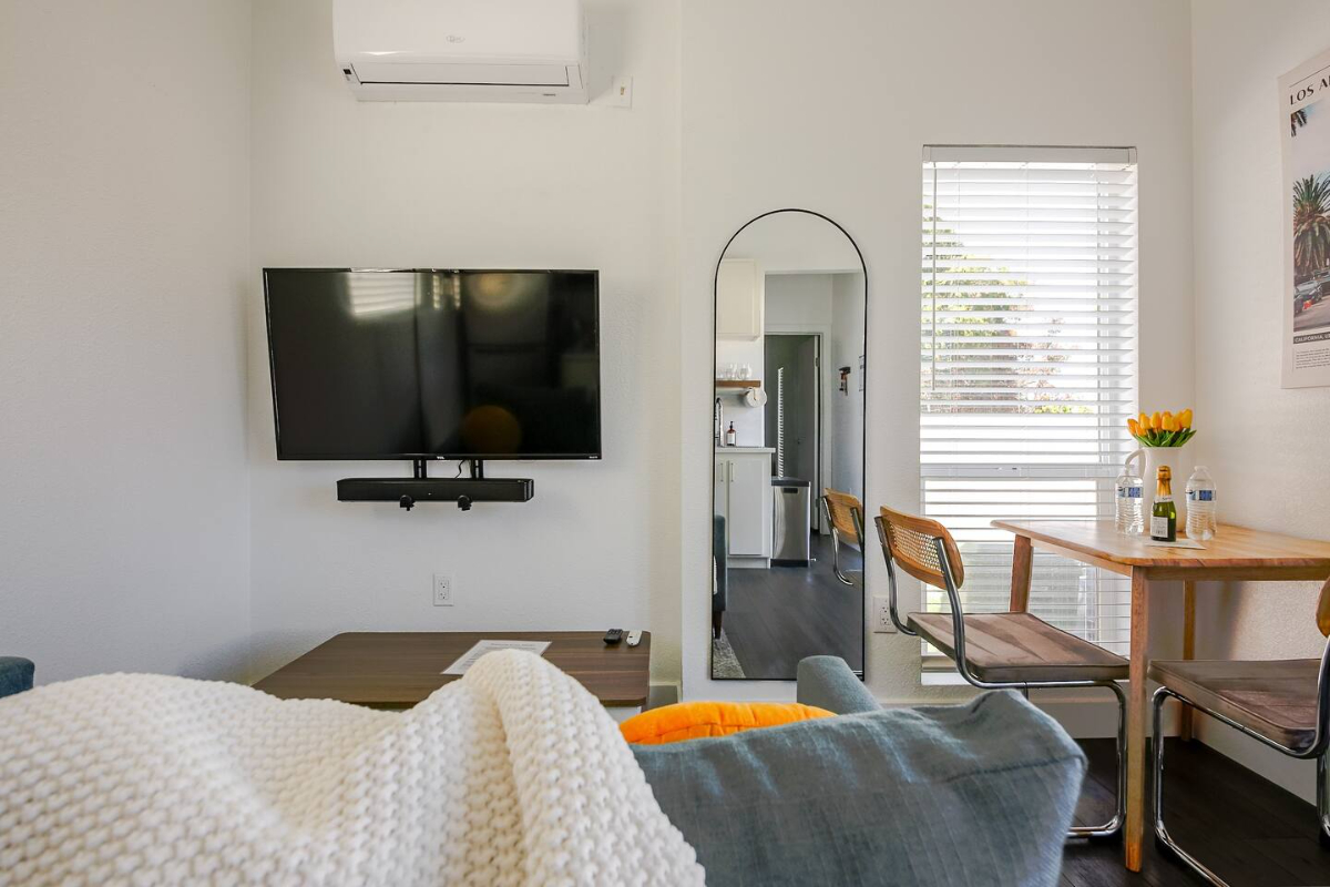 Modern Guest House in Baldwin Hills - Photo 6