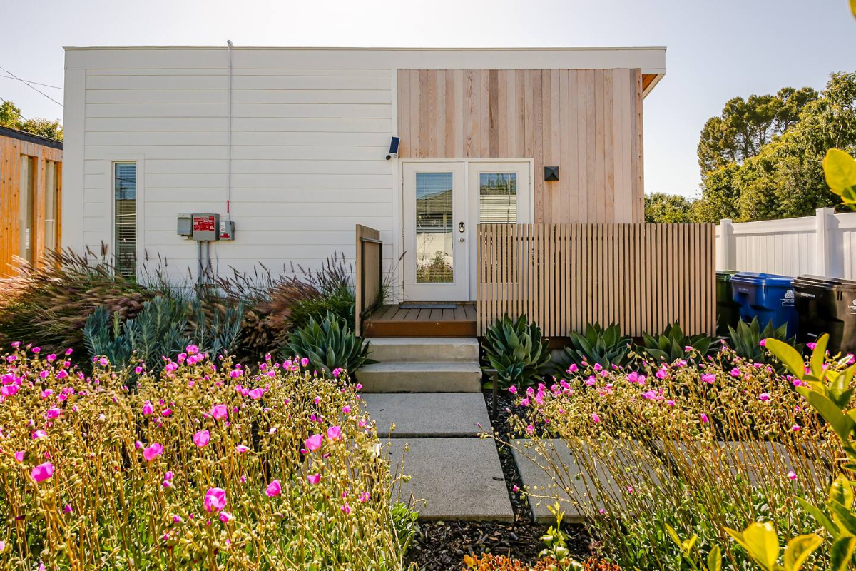 Modern Guest House in Baldwin Hills - Photo 1