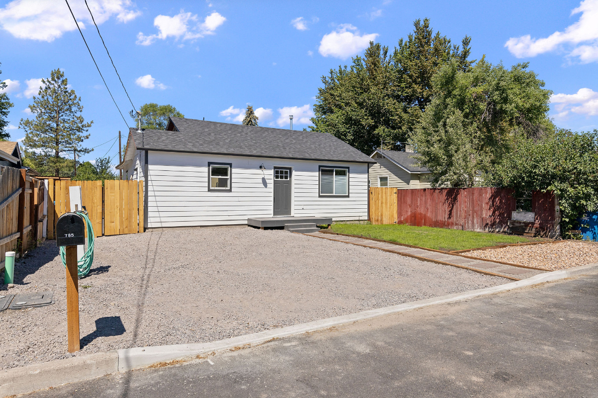 Prineville Farmhouse - Photo 2