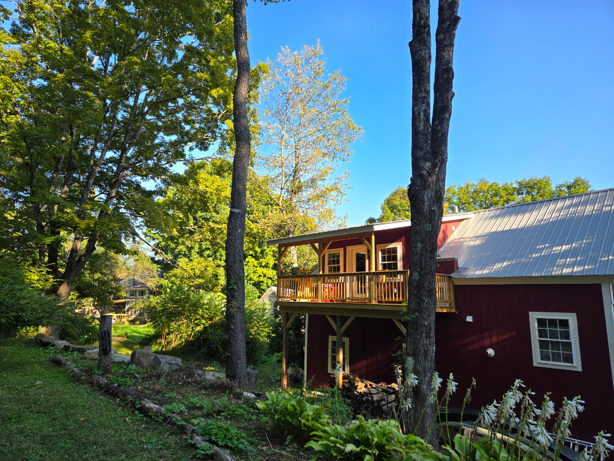 Serene Loft Living in Scenic Williamsville - Cozy Amenities and Nature's Beauty Await on your Perfec - Photo 3