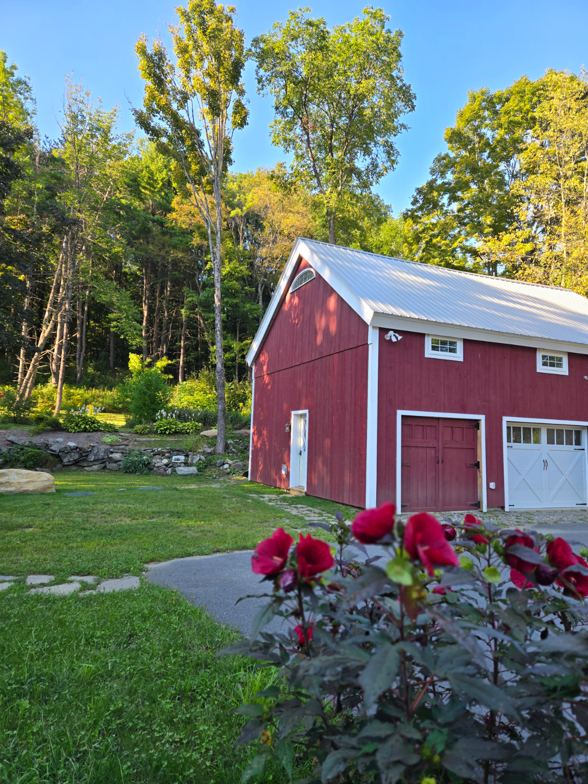 Serene Loft Living in Scenic Williamsville - Cozy Amenities and Nature's Beauty Await on your Perfec - Photo 2