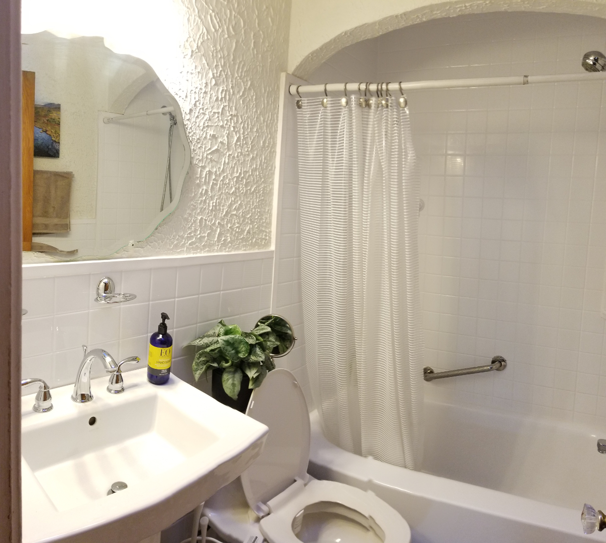 Bright, Small Bedroom in a 3-bdm House - Photo 6