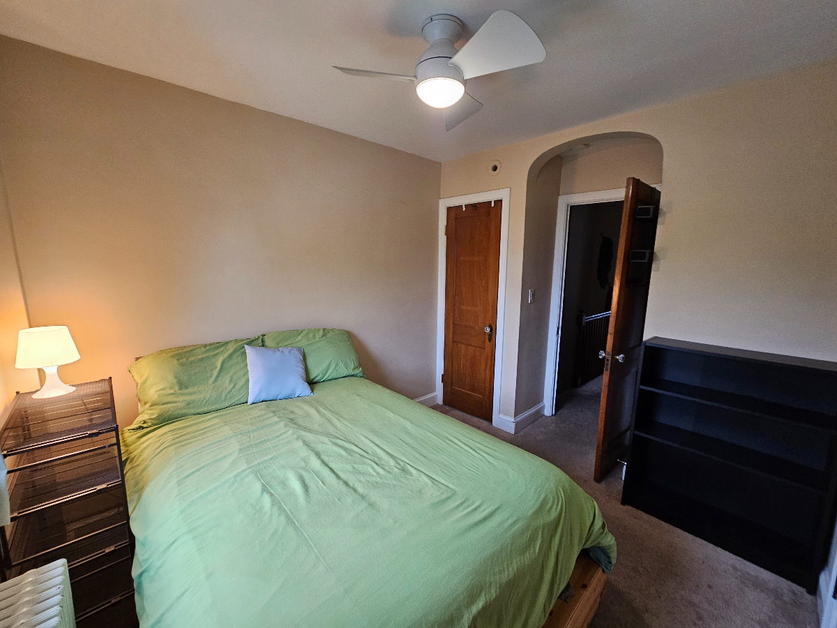 Bright, Small Bedroom in a 3-bdm House - Photo 2
