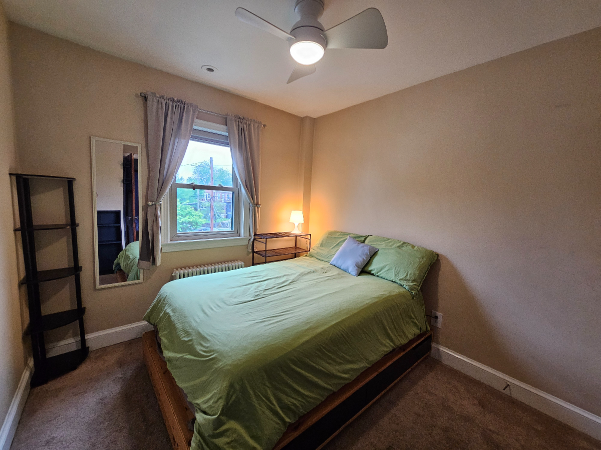 Bright, Small Bedroom in a 3-bdm House - Photo 12