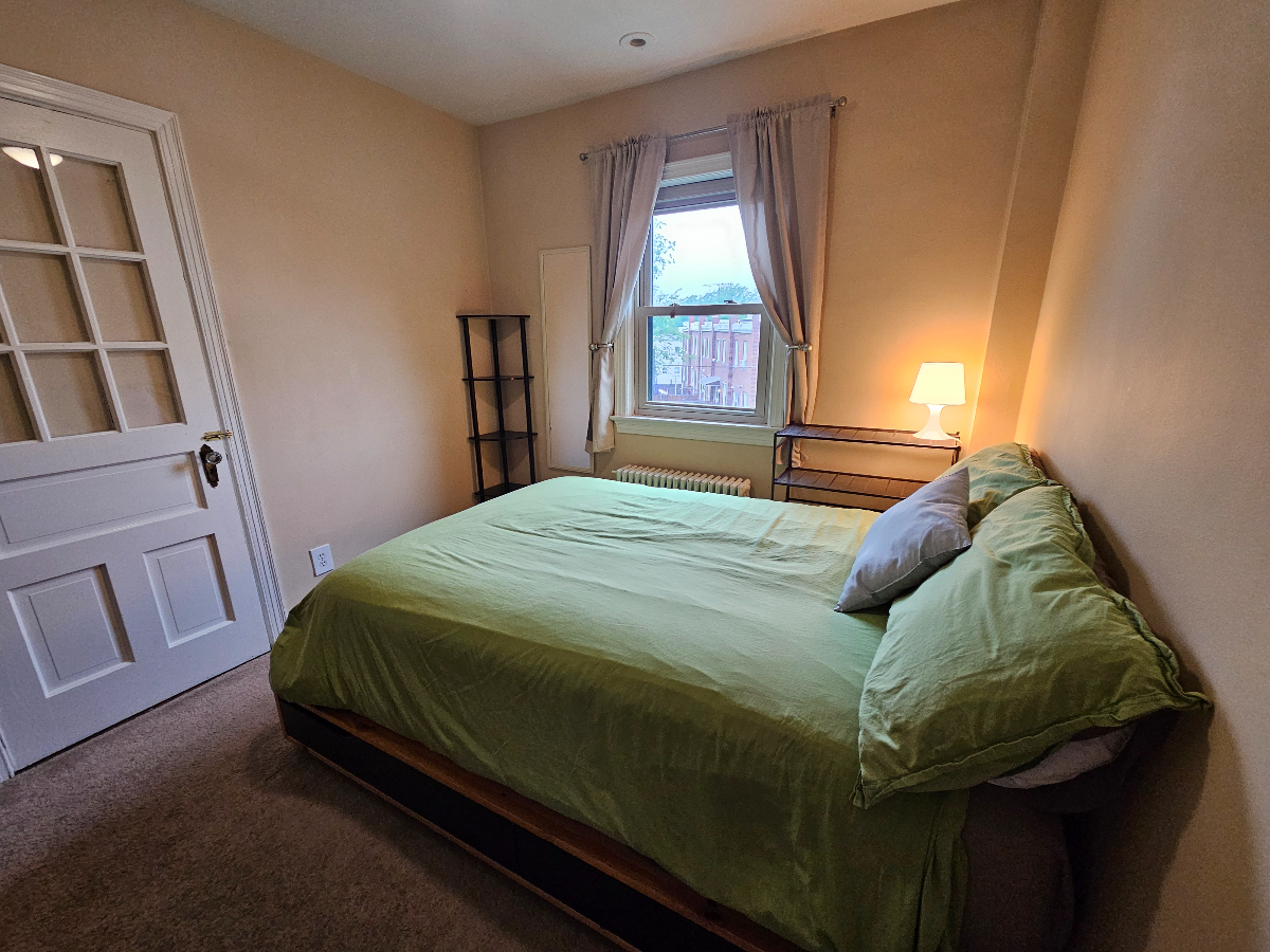 Bright, Small Bedroom in a 3-bdm House - Photo 3