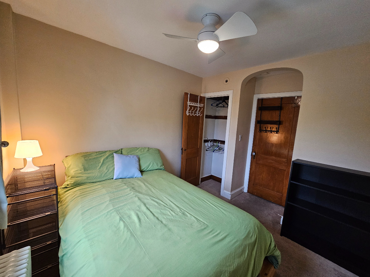 Bright, Small Bedroom in a 3-bdm House - Photo 11