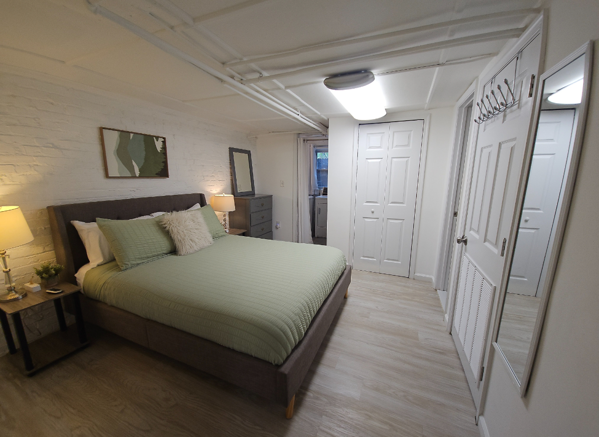 Bright, Small Bedroom in a 3-bdm House - Photo 1
