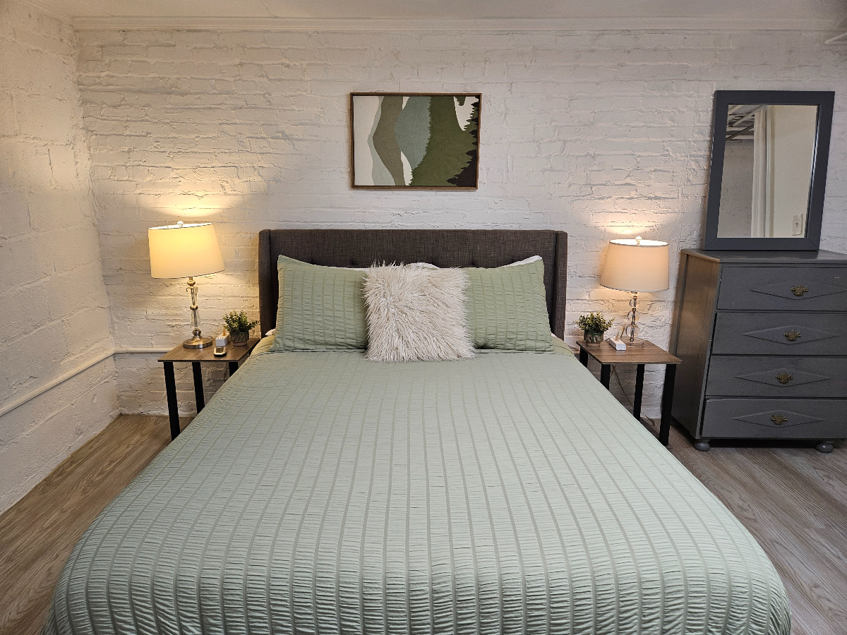 Bright, Small Bedroom in a 3-bdm House - Photo 3