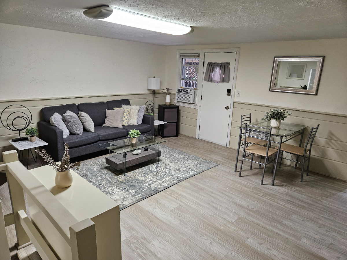 Bright, Small Bedroom in a 3-bdm House - Photo 4