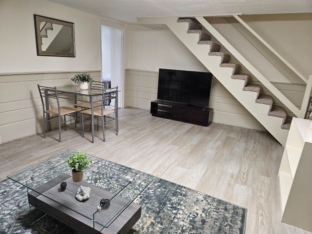 Bright, Small Bedroom in a 3-bdm House - Photo 6