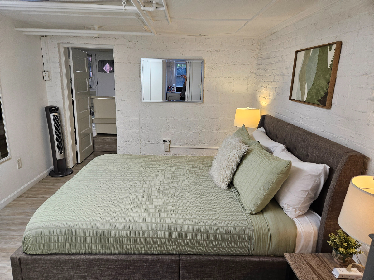 Bright, Small Bedroom in a 3-bdm House - Photo 7