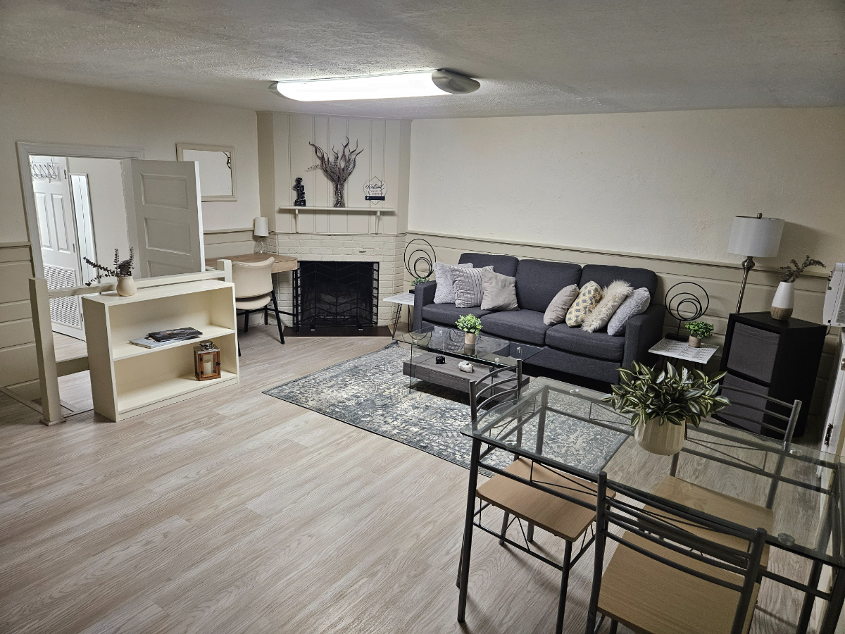 Bright, Small Bedroom in a 3-bdm House - Photo 8
