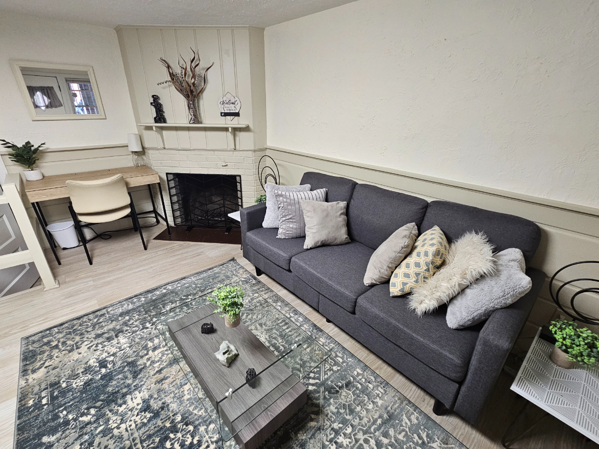 Bright, Small Bedroom in a 3-bdm House - Photo 10