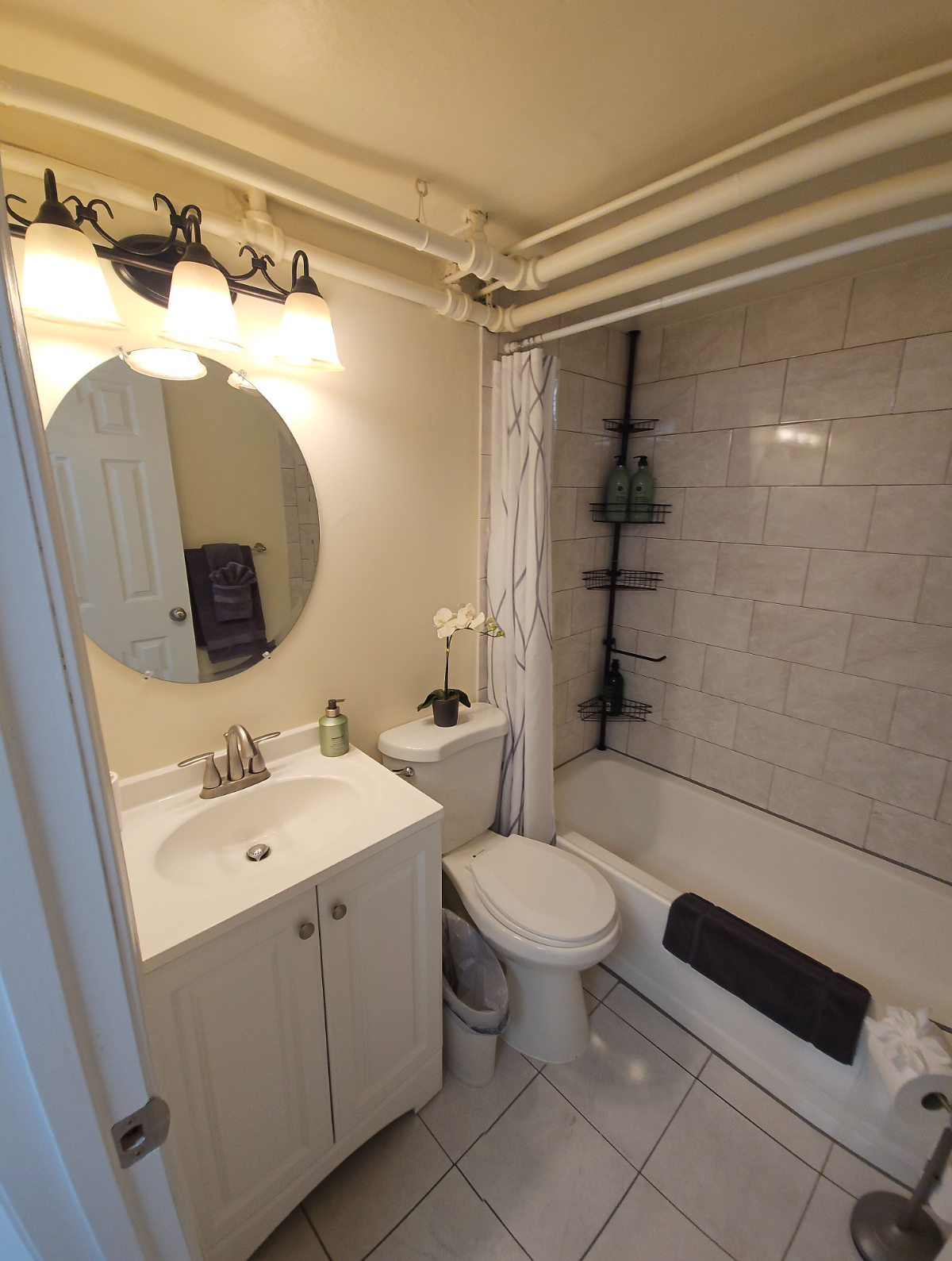 Bright, Small Bedroom in a 3-bdm House - Photo 12