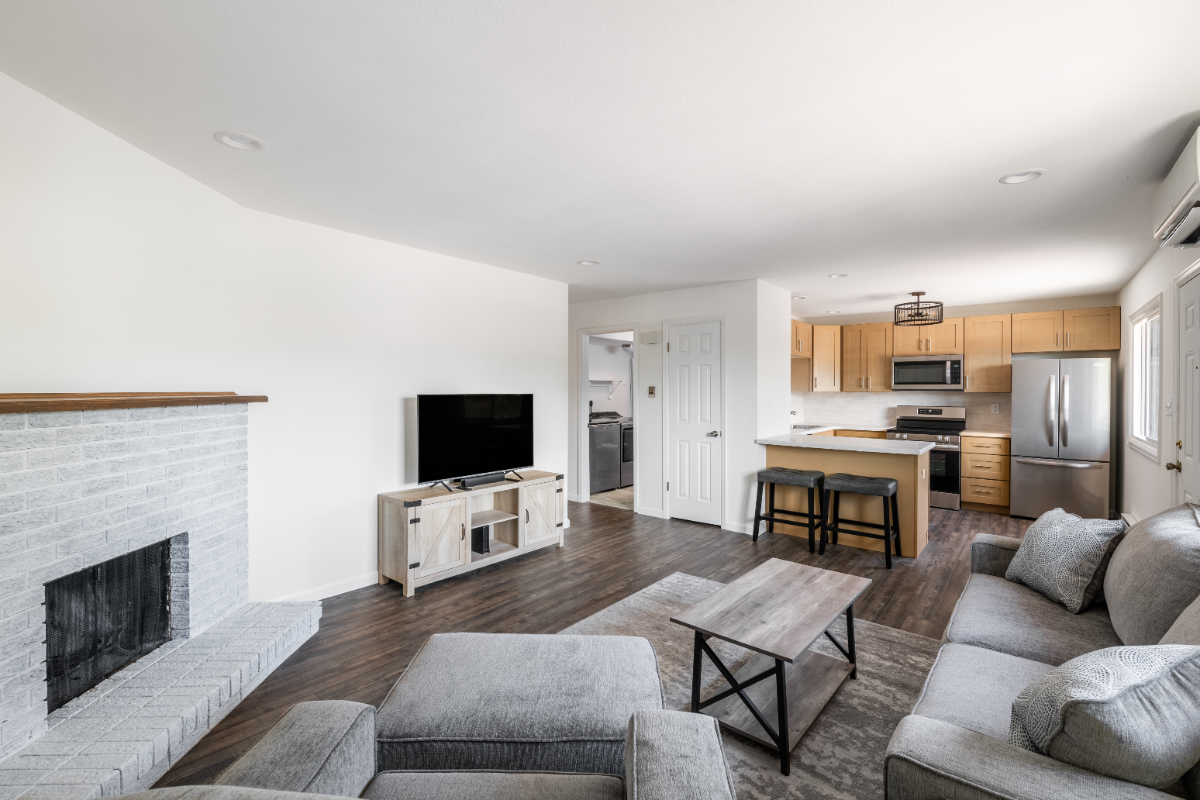 Bright & Modern 2BR Apartment - Photo 2