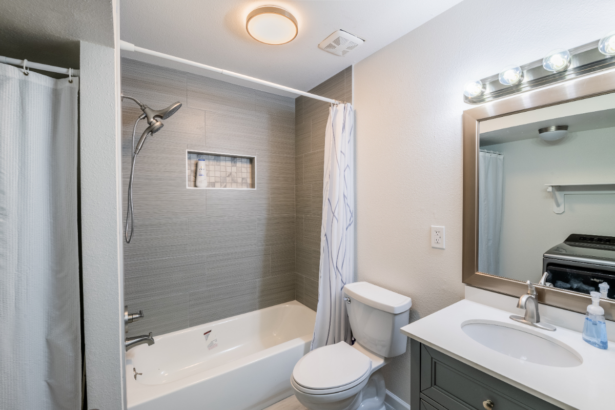 Bright & Modern 2BR Apartment - Photo 9